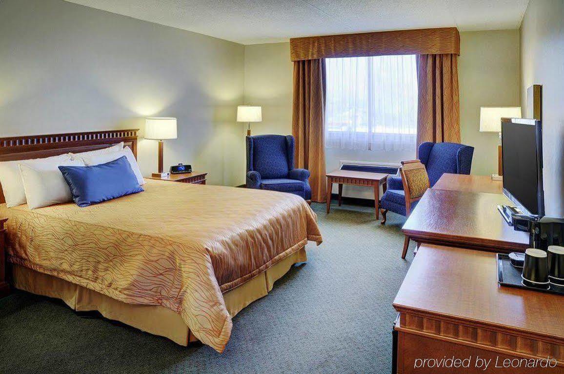 Travelway Inn Sudbury Exterior photo